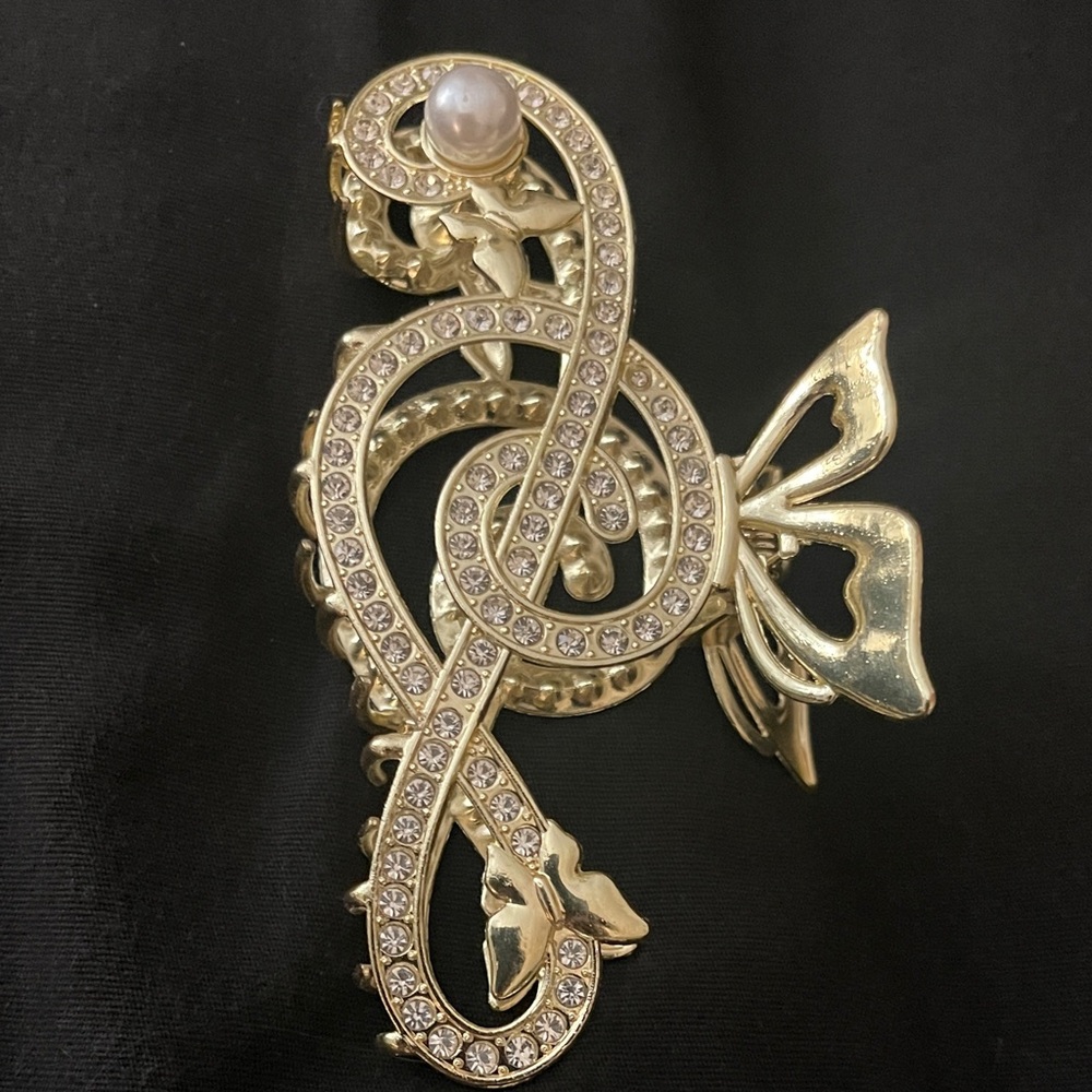 Elegant Gold and Pearl Brooch